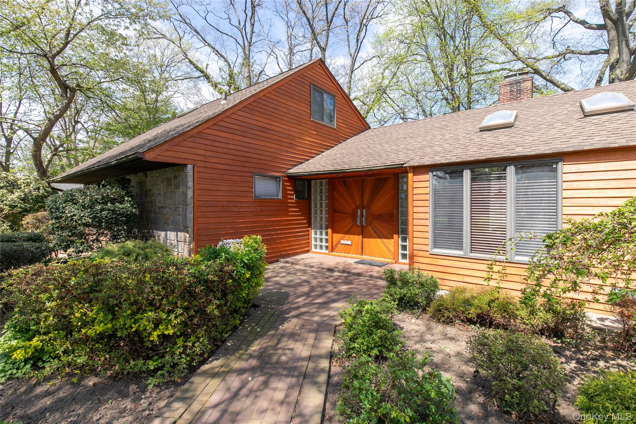 20 Old Farm Road Great Neck, NY 11020 - Photo 3 of 32