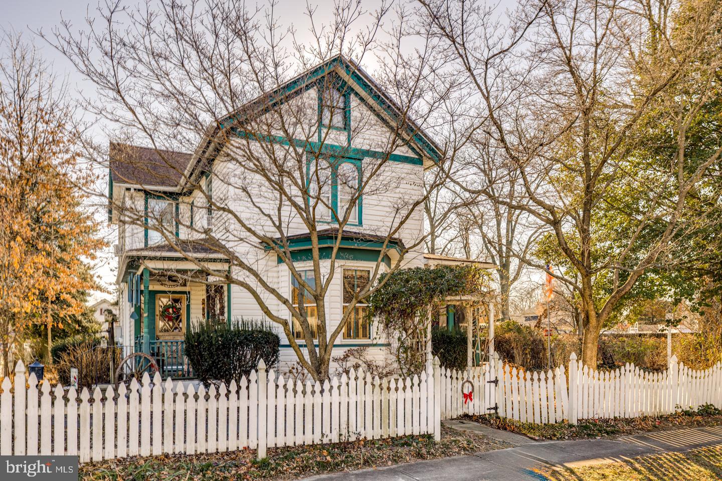 635 Laurel Street Delanco, NJ 08075 - Photo 29 of 45 a front view of a house with a yard