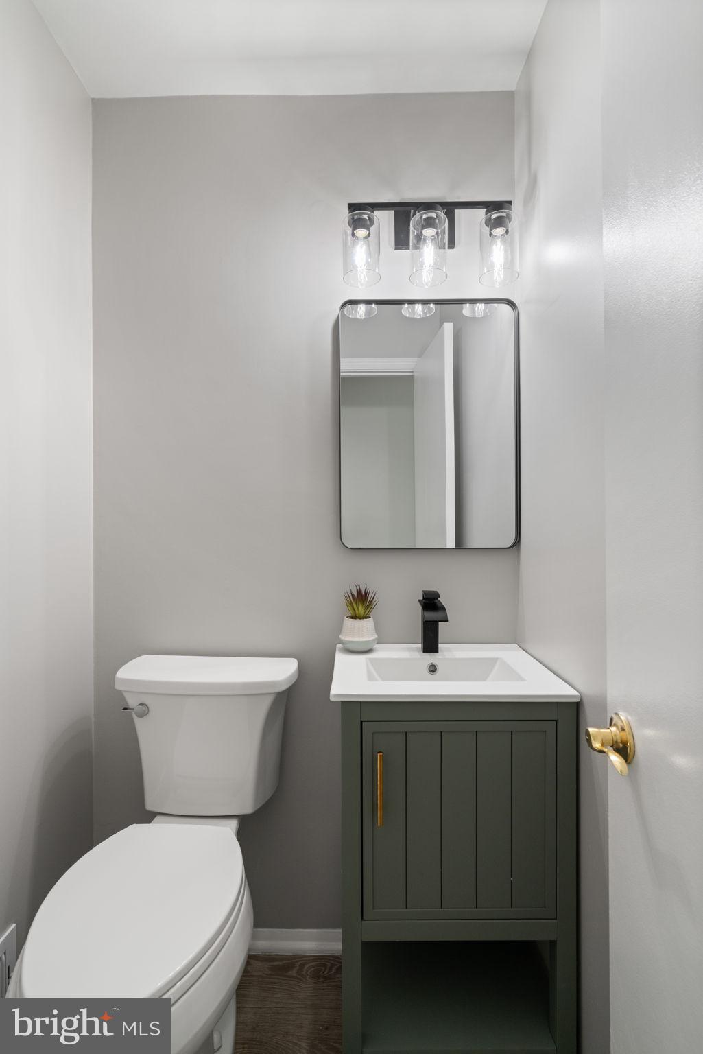 8328 Carrleigh Parkway Springfield, VA 22152 - Photo 16 of 58 a bathroom with a toilet sink and mirror