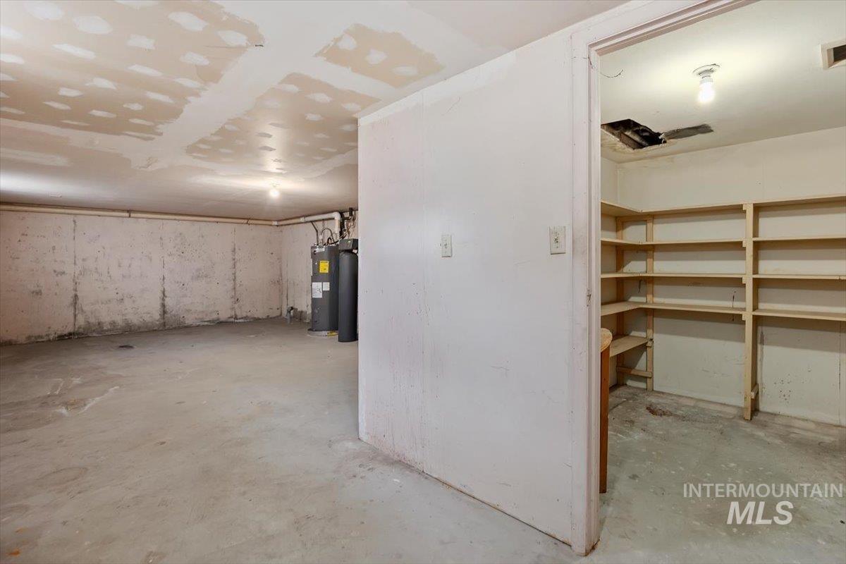 2012 21st Street Heyburn, ID 83336 - Photo 31 of 38 Unfinished basement featuring water heater