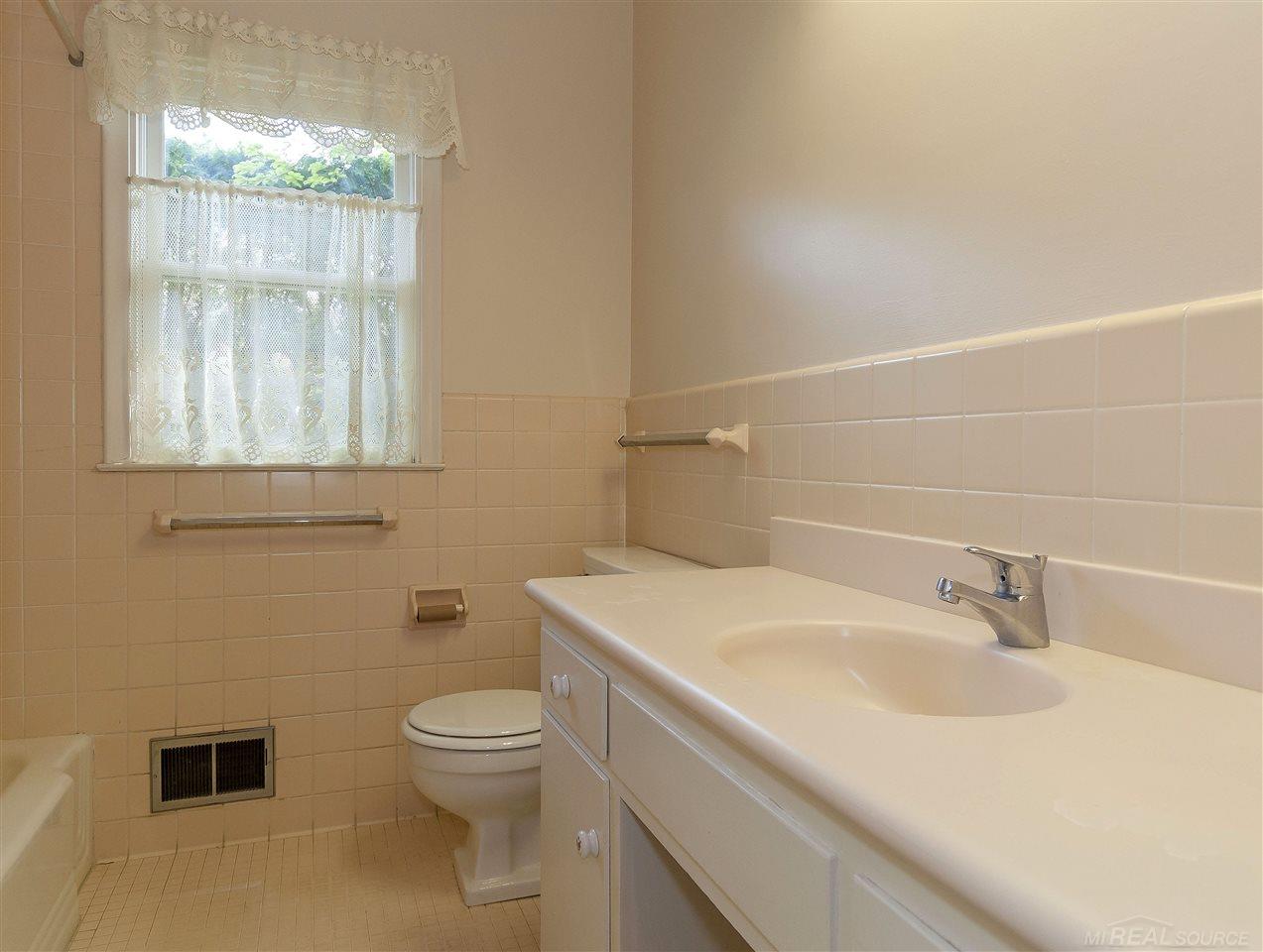 51 North Duval Road Grosse Pointe, MI 48236 - Photo 19 of 36 31349886-19.JPG