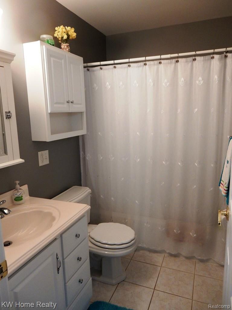 7613 Clyde Road Fenton, MI 48430 - Photo 10 of 17 Main bath
