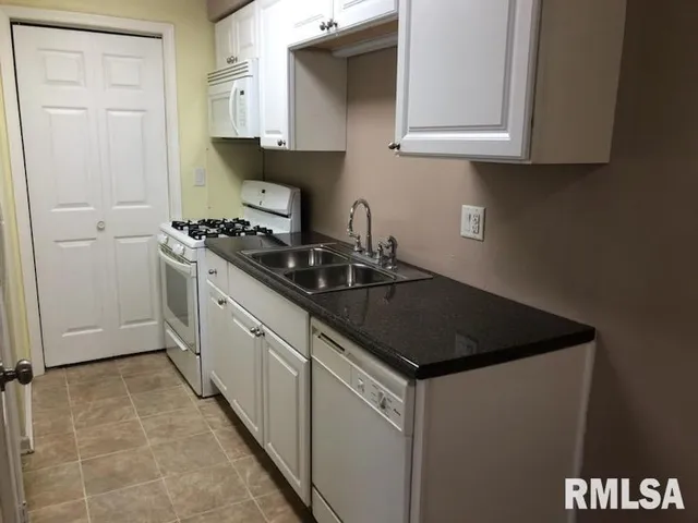 $795 | 1326 East 38th Street, Unit 13, Davenport, IA 52807