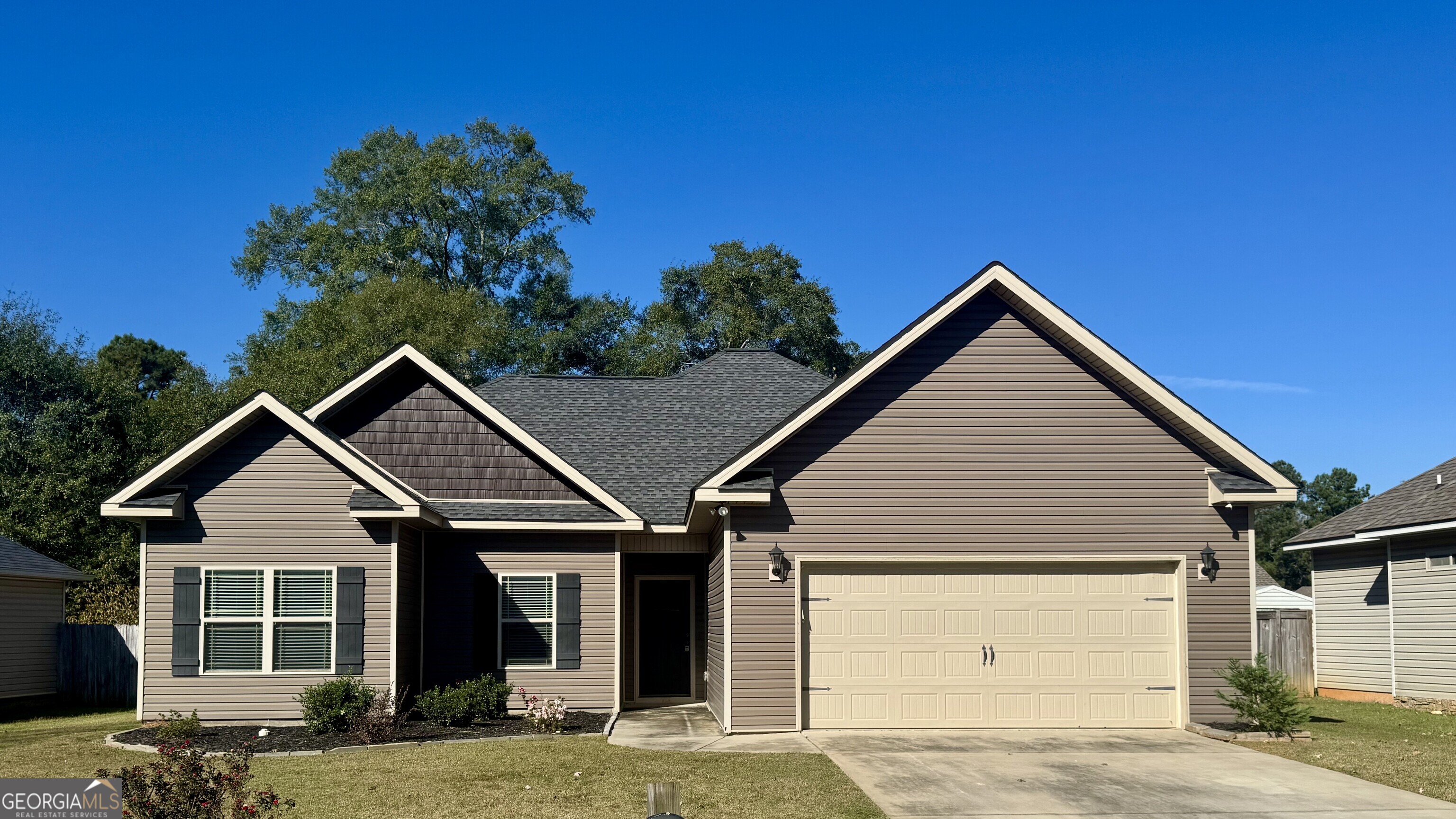 a view of a house with a yard