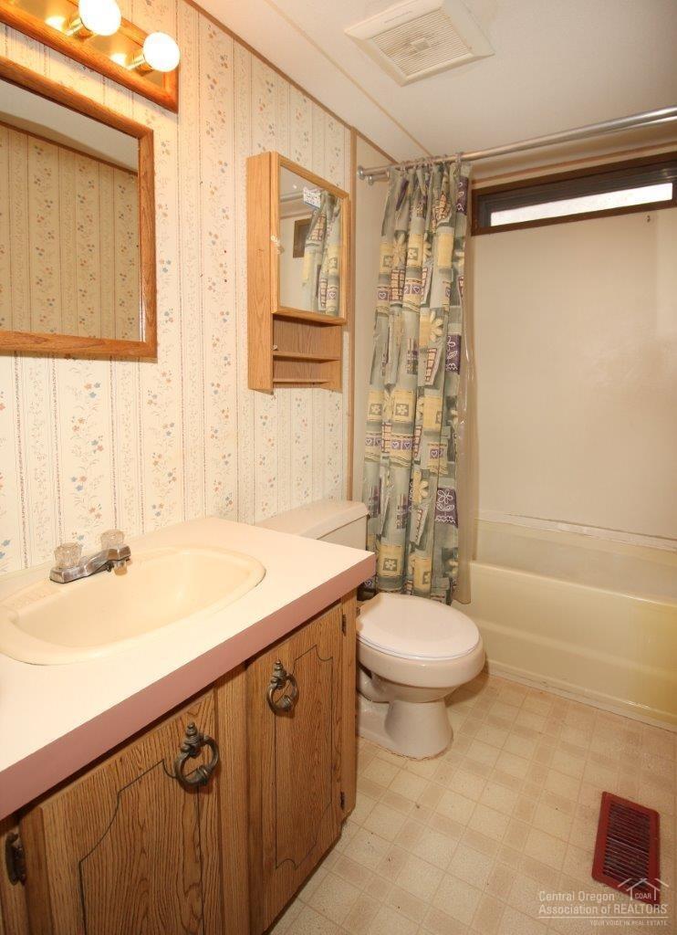 60901 Brosterhous Road, Unit 754 Bend, OR 97702 - Photo 13 of 21 Bathroom for guests and serving bedroom