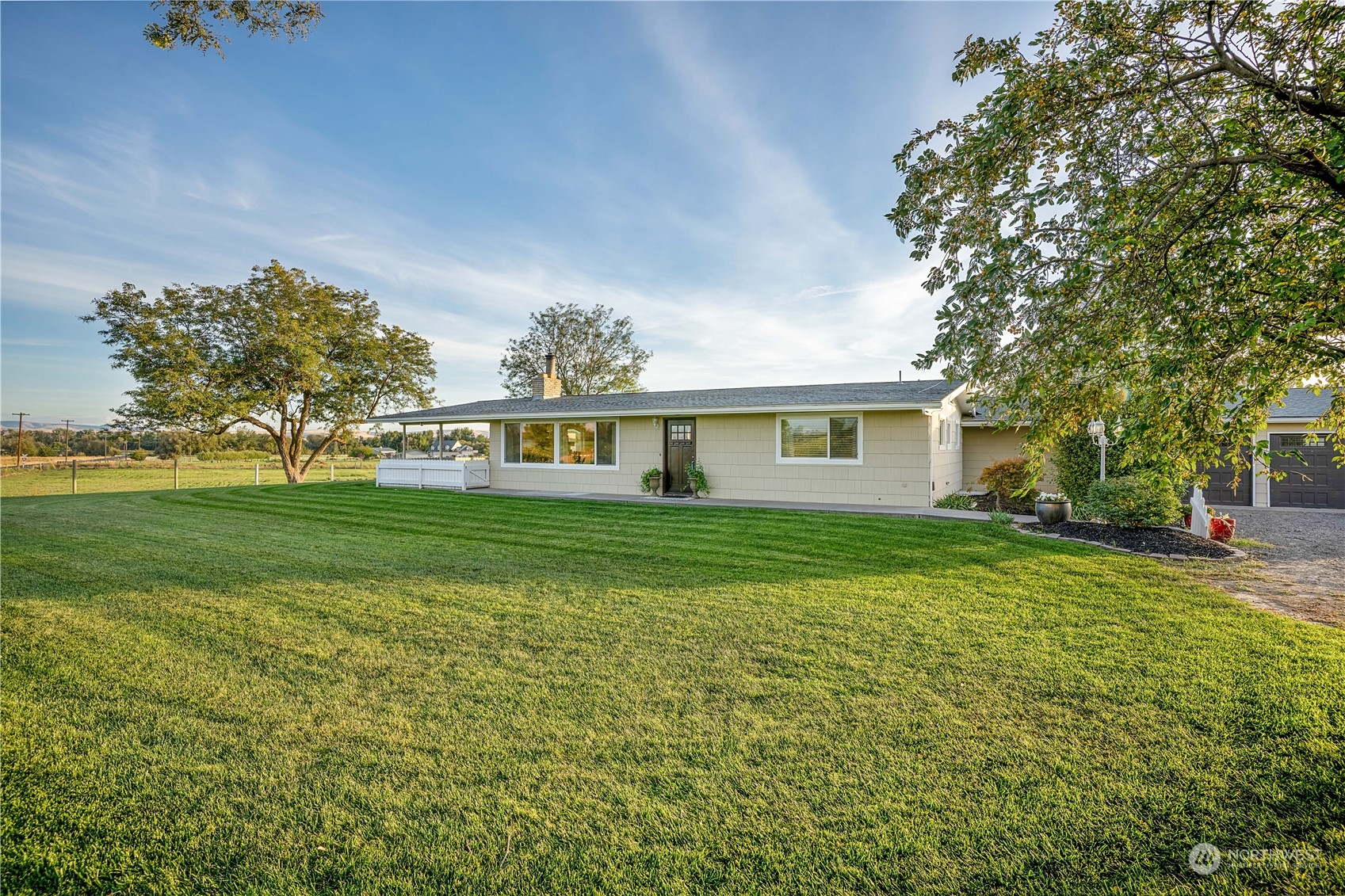132 Swegle Road Walla Walla, WA 99362 - Photo 2 of 40 a front view of a house with garden