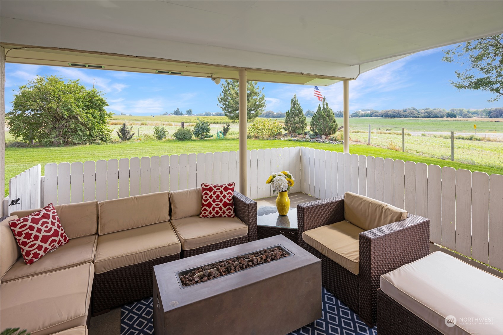 132 Swegle Road Walla Walla, WA 99362 - Photo 23 of 40 a living room with furniture and a large window