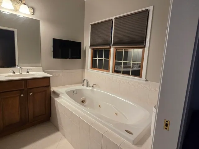 $565,000 | 3401 Thunderbird Lane, Crystal Lake, IL 60012