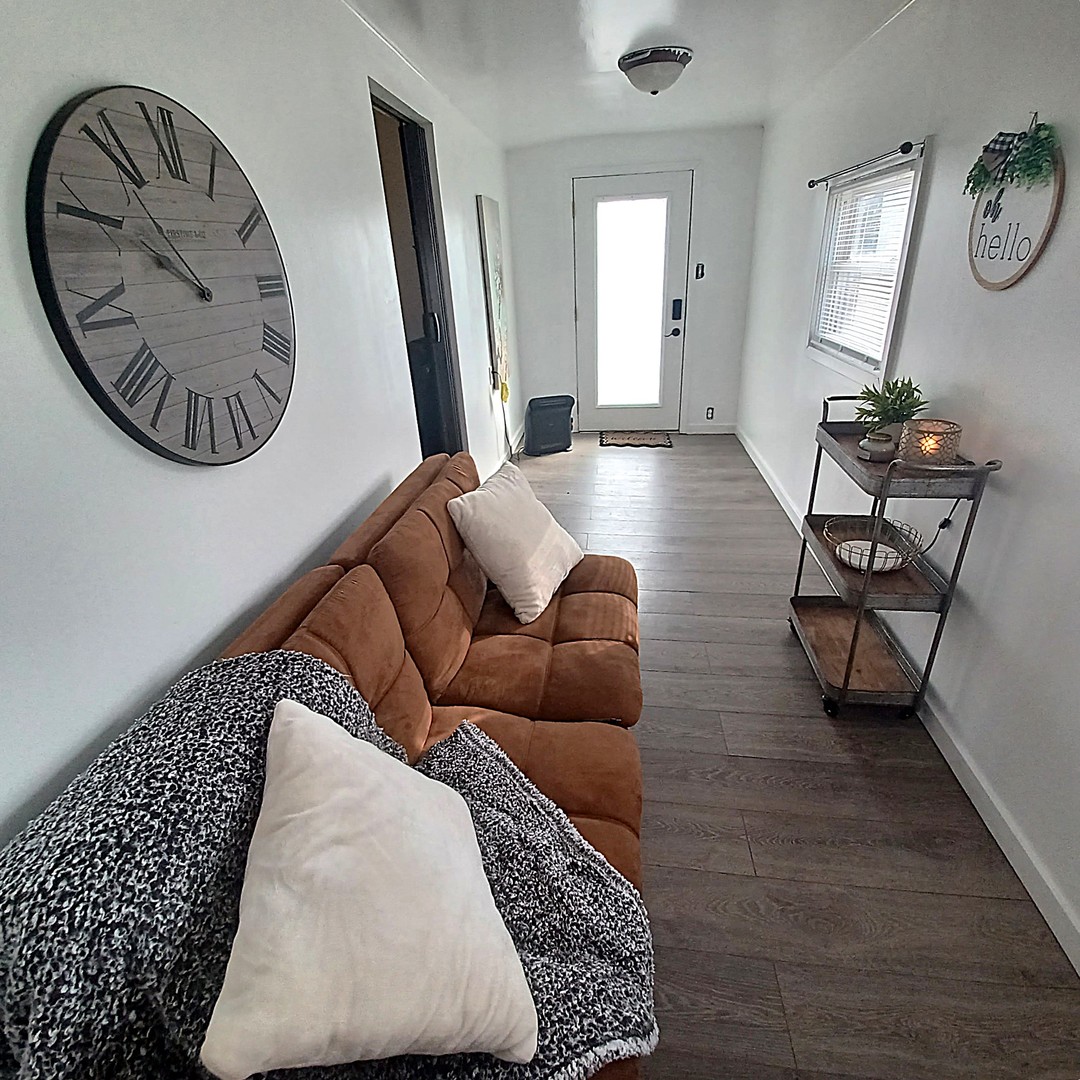 122 South Beach Street Kewanee, IL 61443 - Photo 17 of 49 a living room with furniture rug and a mirror