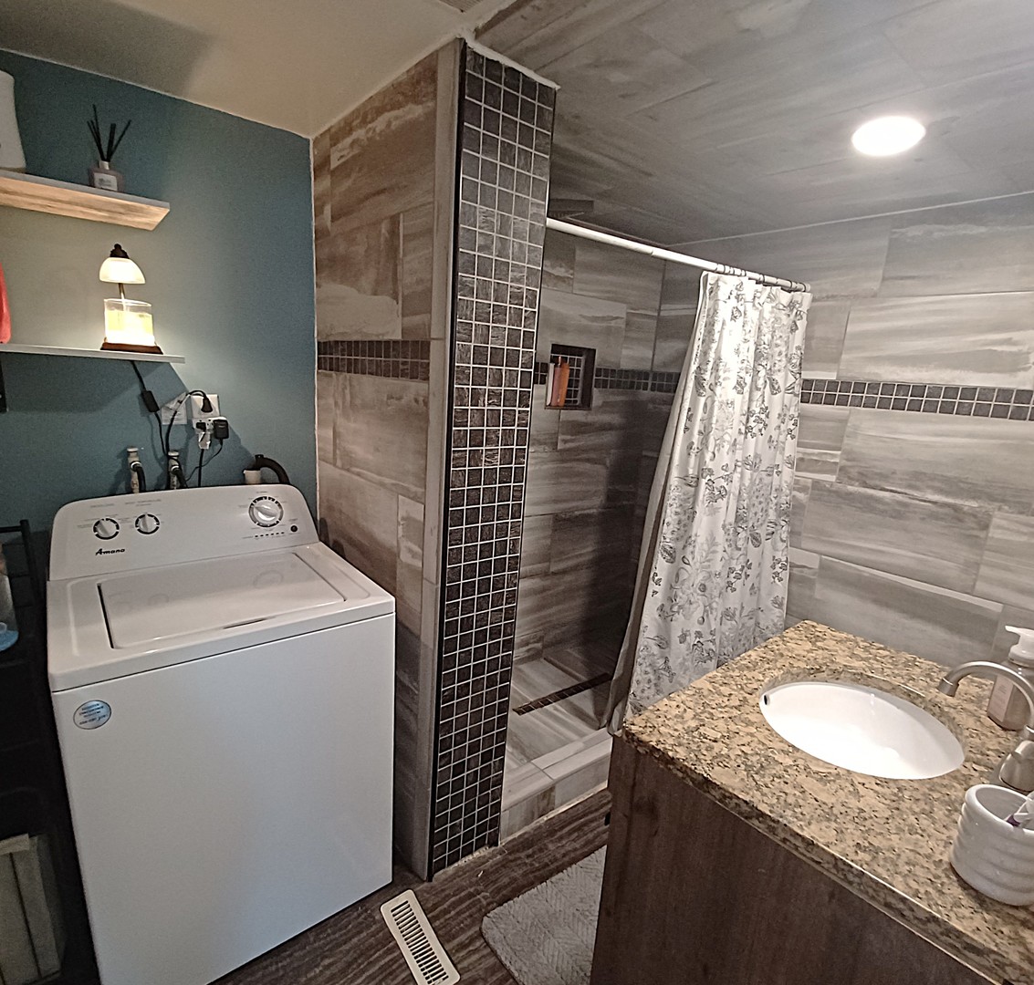 122 South Beach Street Kewanee, IL 61443 - Photo 41 of 49 a bathroom with a sink toilet and tub