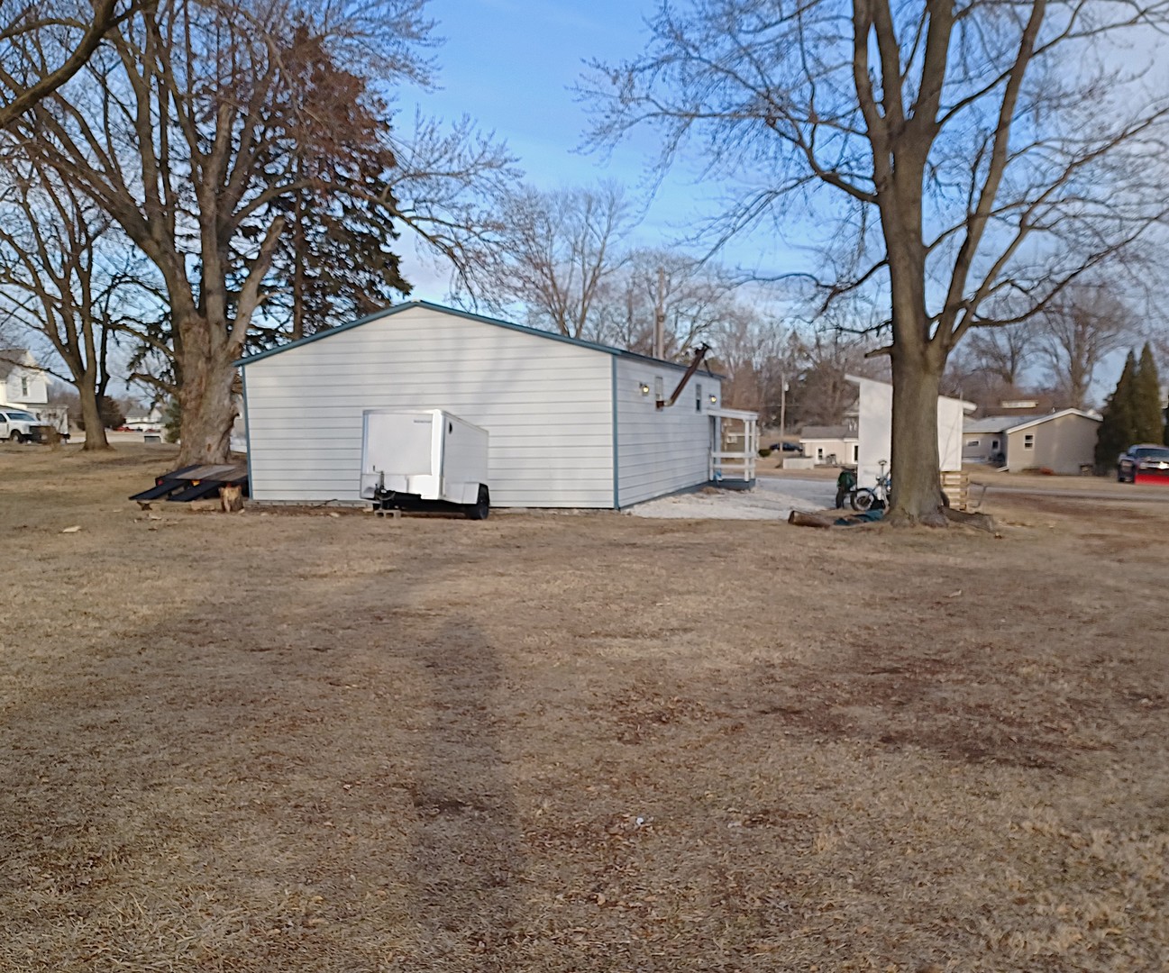 122 South Beach Street Kewanee, IL 61443 - Photo 6 of 49 a view of a house with a large tree in front of a house