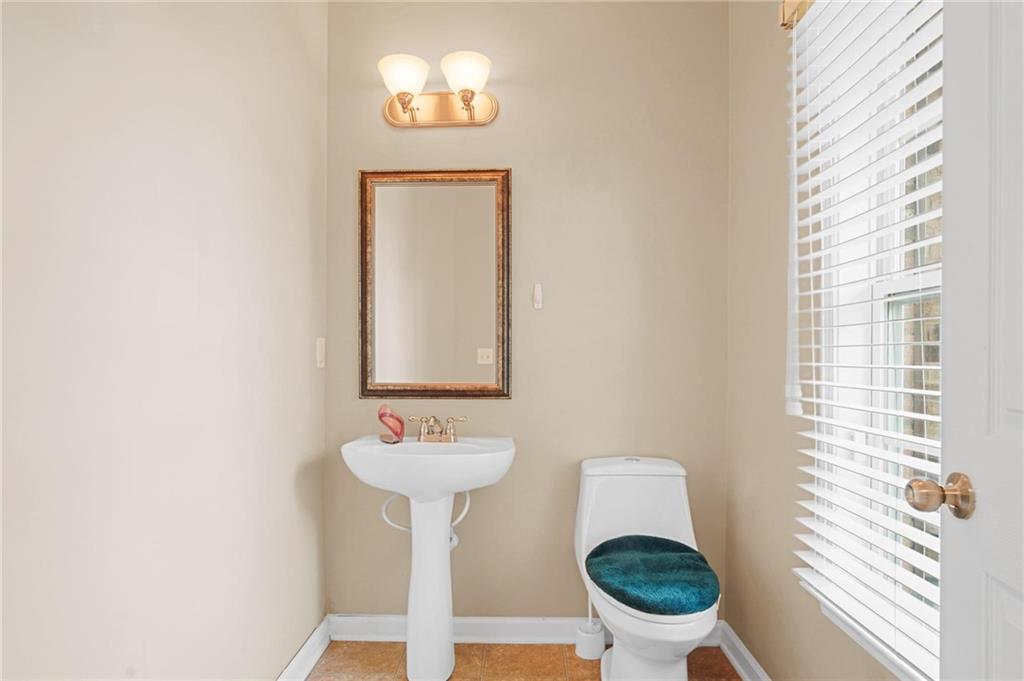 735 Stillrock Drive Southwest Atlanta, GA 30331 - Photo 8 of 16