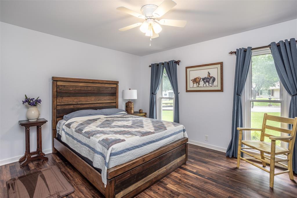 1904 Tulane Street Gainesville, TX 76240 - Photo 22 of 40 Guest Bedroom