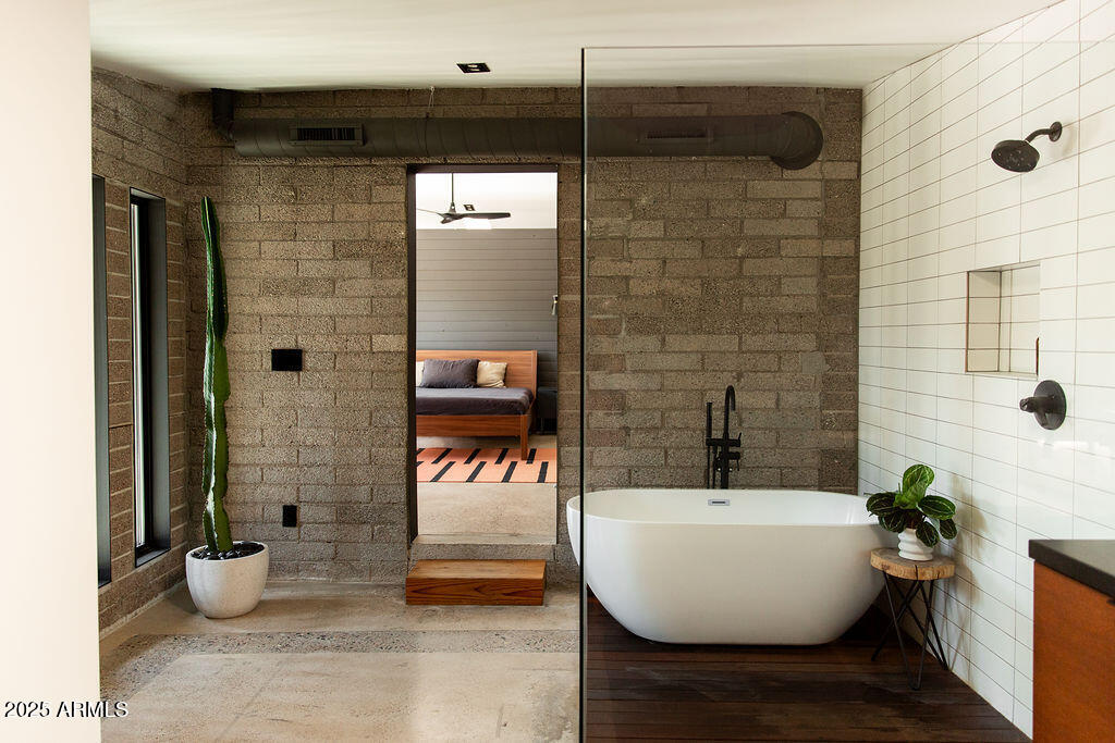 4032 North 45th Place Phoenix, AZ 85018 - Photo 13 of 38 a bathroom with a bathtub and shower