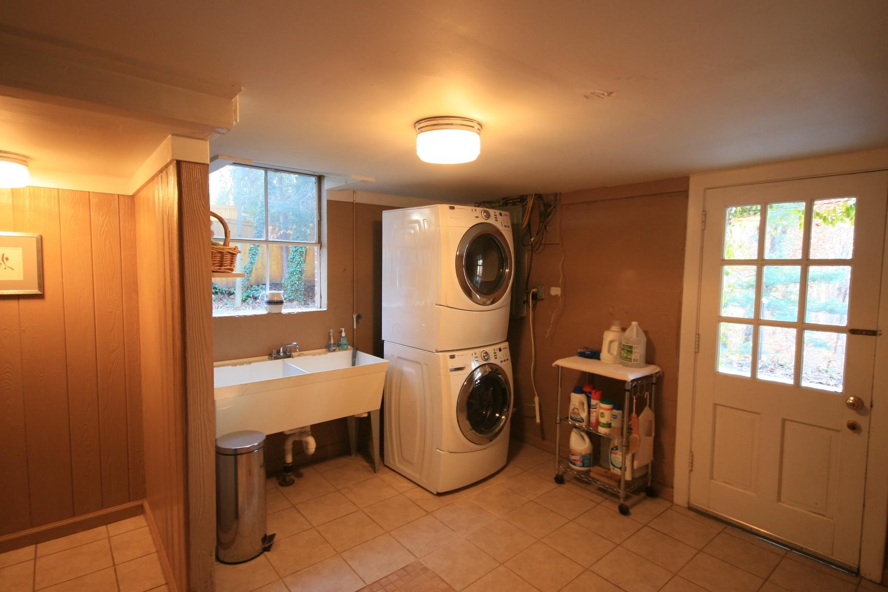 935 West Point Road Salem, VA 24153 - Photo 22 of 28 17-Laundry
