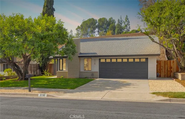 a view of a house with backyard and garden