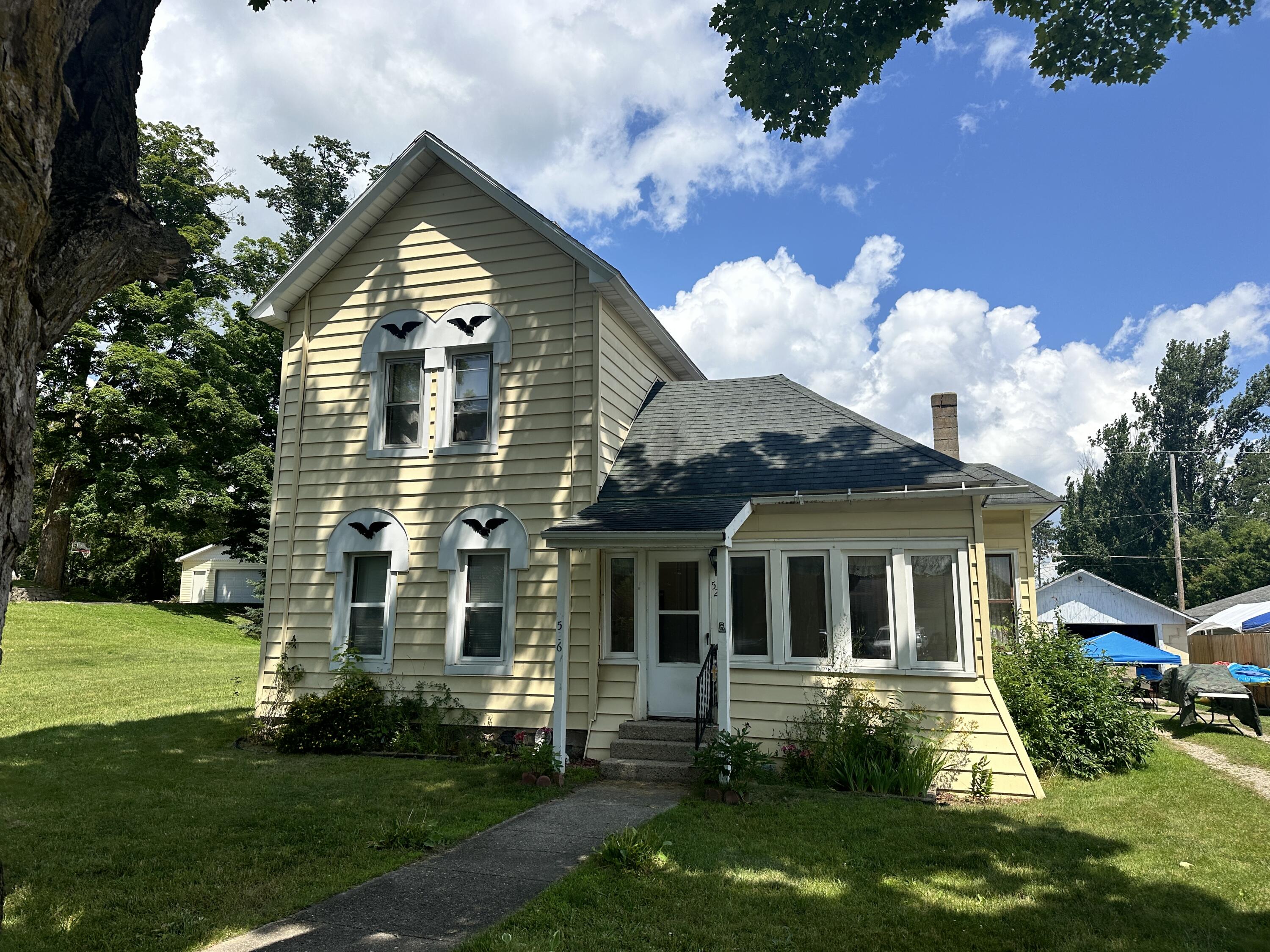 526 West Upton Avenue Reed City, MI 49677 - Photo 1 of 18 Front of home