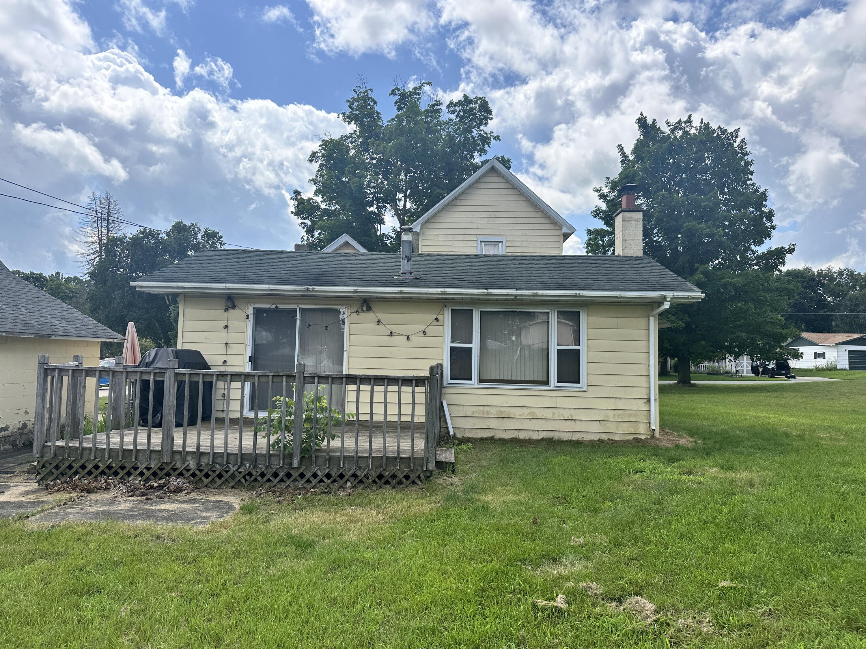 526 West Upton Avenue Reed City, MI 49677 - Photo 2 of 18 IMG_1884