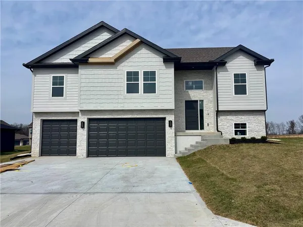 $408,900 | 1202 Northwest 4th Street, Oak Grove, MO 64075