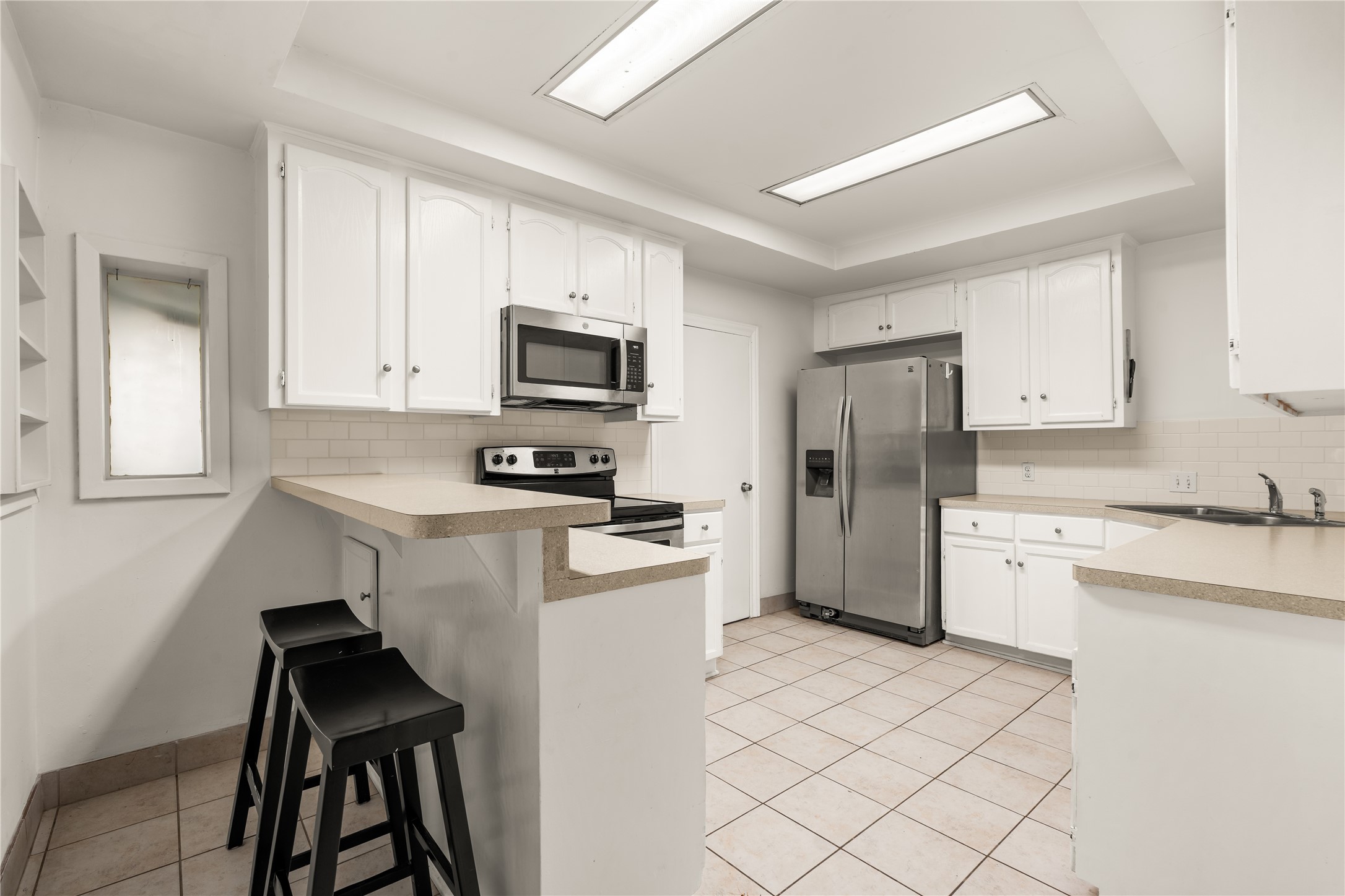 2202 West Main Street Houston, TX 77098 - Photo 10 of 32 a kitchen with a refrigerator stove and sink