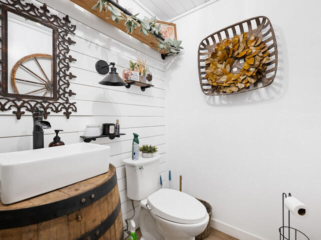 8019 South Brewington Road Manning, SC 29102 - Photo 20 of 34 Half Bath