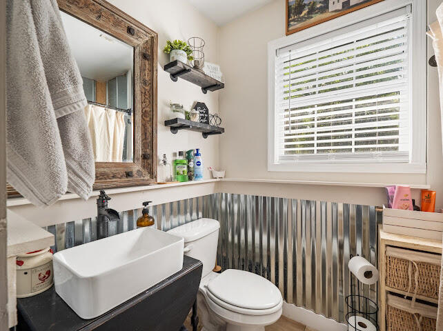 8019 South Brewington Road Manning, SC 29102 - Photo 26 of 34 Upstairs Full Bathroom