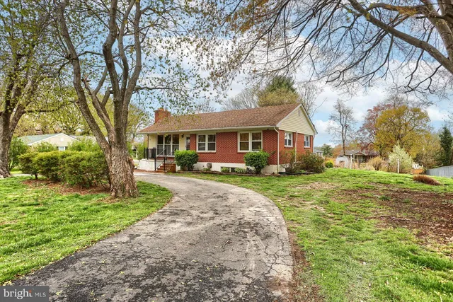 a view of a yard in front of house