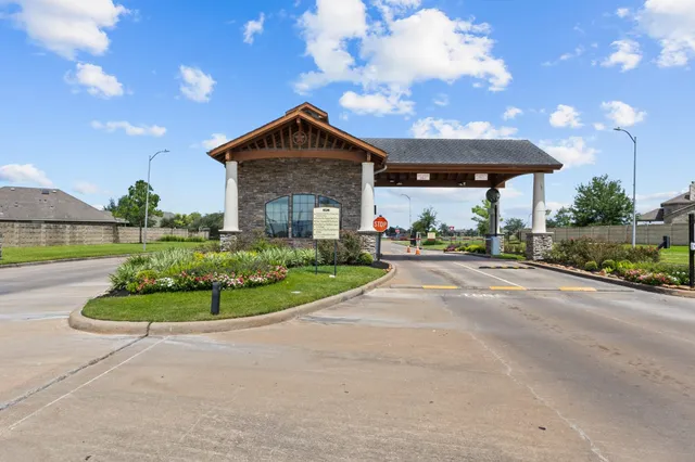 $364,000 | 9915 Sterling Village Drive, Rosharon, TX 77583