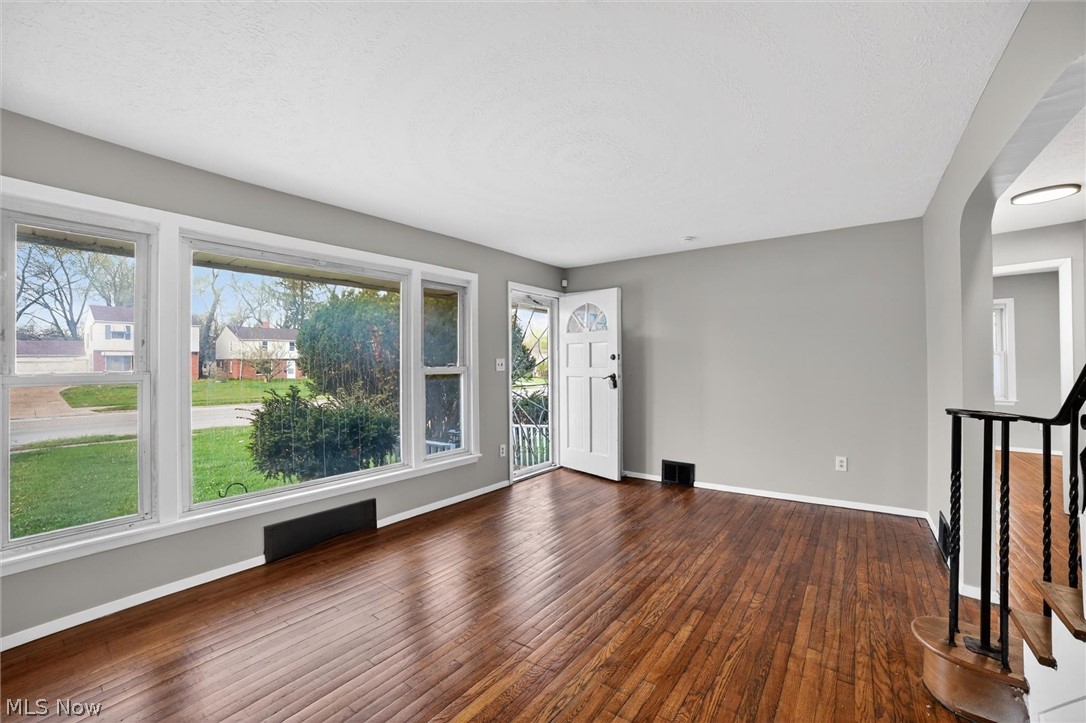 303 South Green Road Cleveland, OH 44121 - Photo 3 of 32