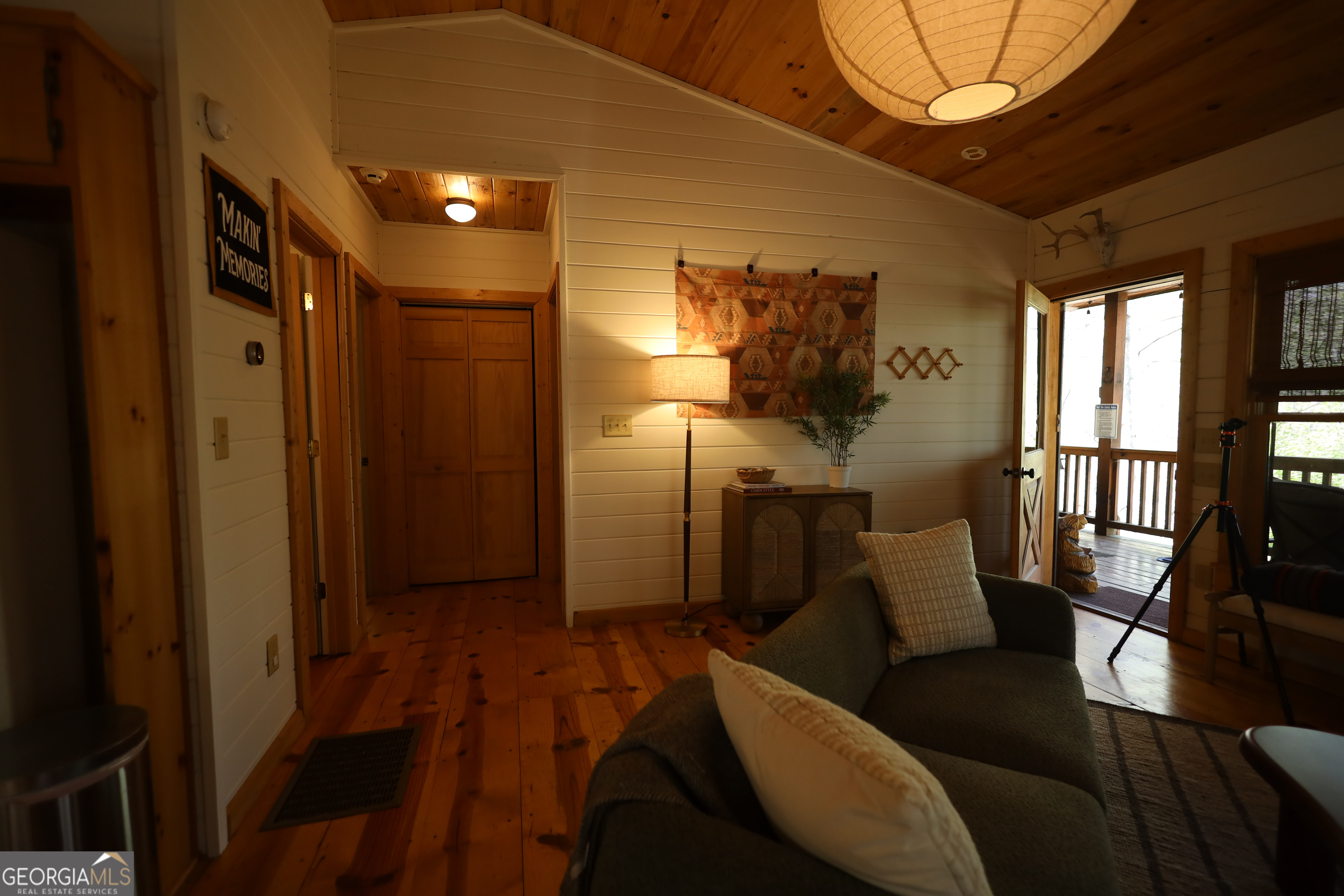 7 Ascherman Court Blue Ridge, GA 30513 - Photo 16 of 41 a living room with furniture