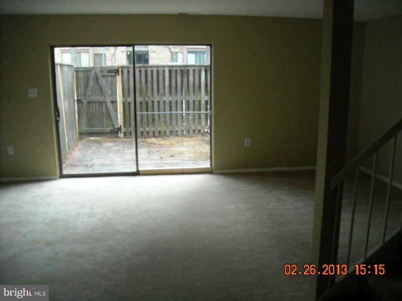10583 Twin Rivers Road Columbia, MD 21044 - Photo 5 of 13 Living Room