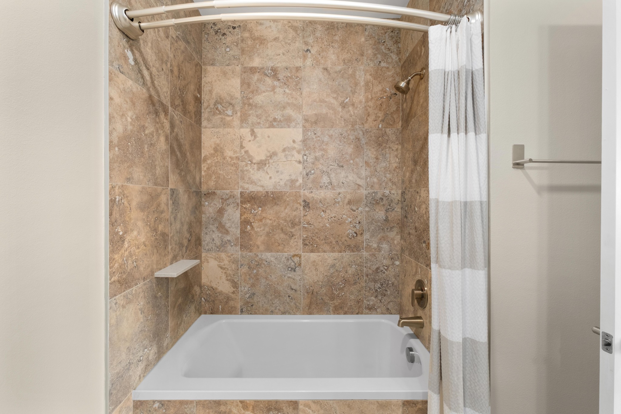 1615 East 7th Street, Unit 402 Austin, TX 78702 - Photo 17 of 23 a bathroom with a bathtub