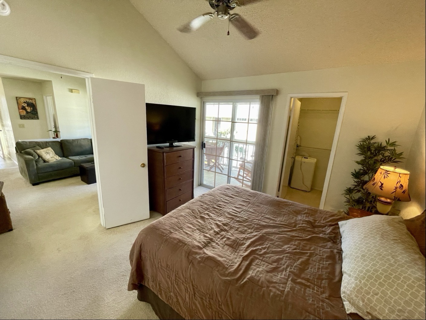68-3883 Lua Kula Street, Unit 2005 Waikoloa, HI 96738 - Photo 25 of 28 a bedroom with a bed and a couch