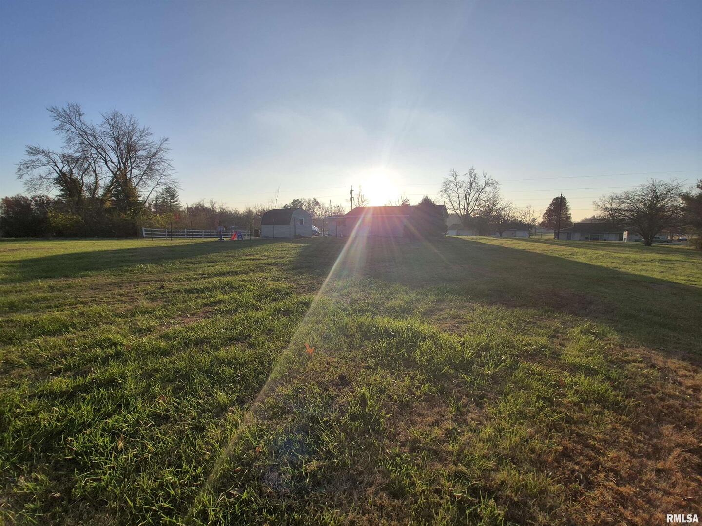 1100 Moore Street Eldorado, IL 62930 - Photo 18 of 20 a view of a field with an ocean
