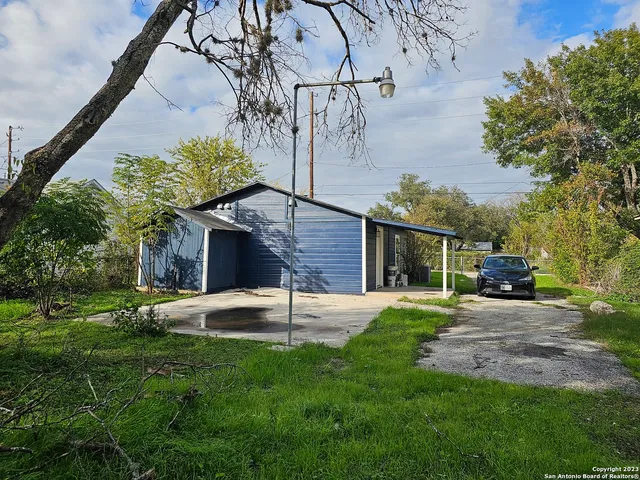 a view of a house with a yard
