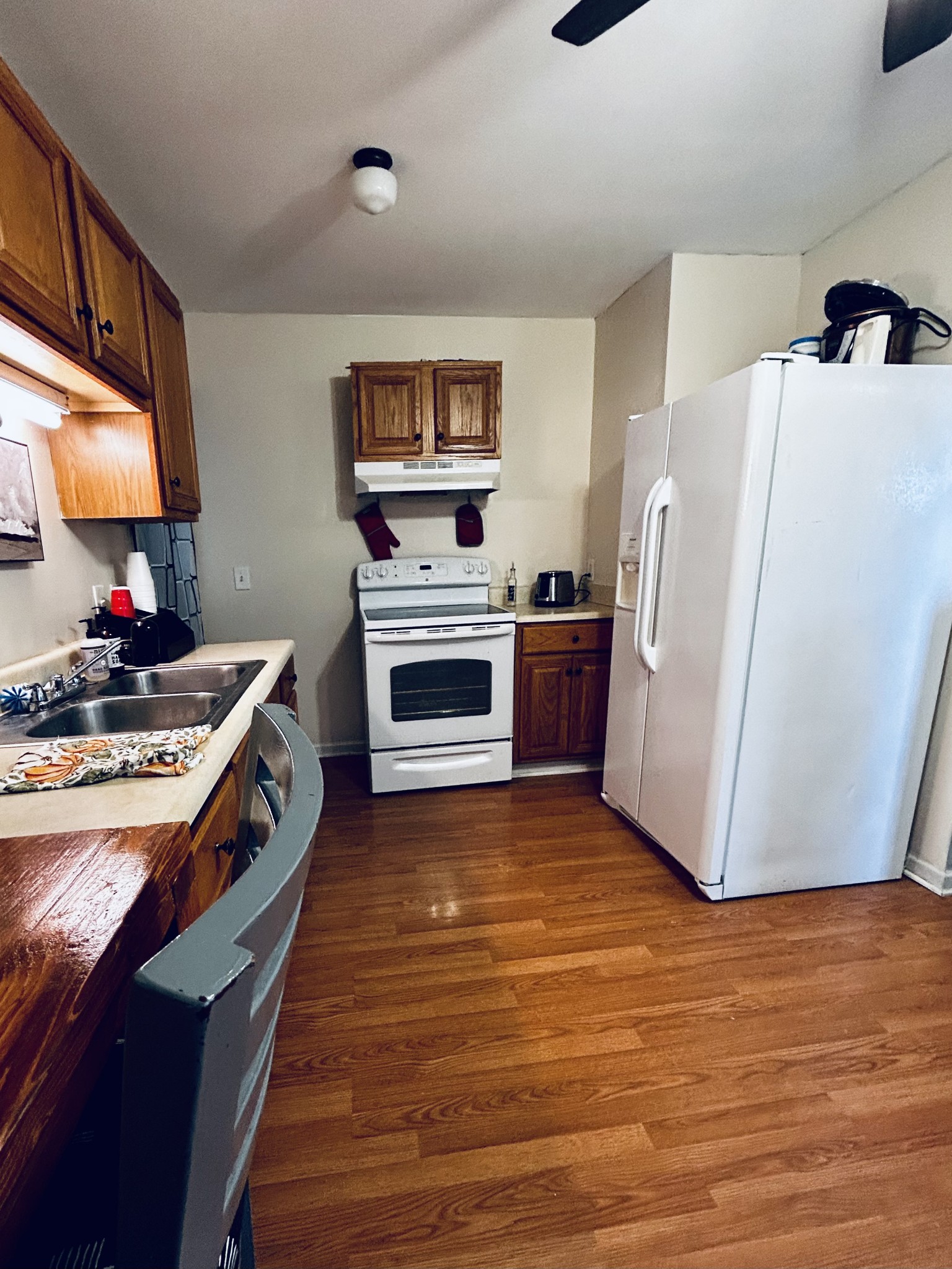 982 Donahue Road Pulaski, TN 38478 - Photo 5 of 12 a kitchen with stainless steel appliances a stove a refrigerator and cabinets