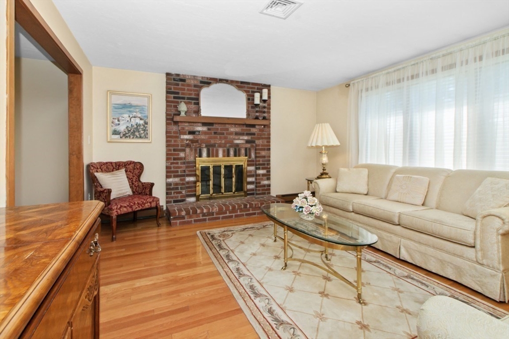 61 Canterbury Road Waltham, MA 02453 - Photo 2 of 30