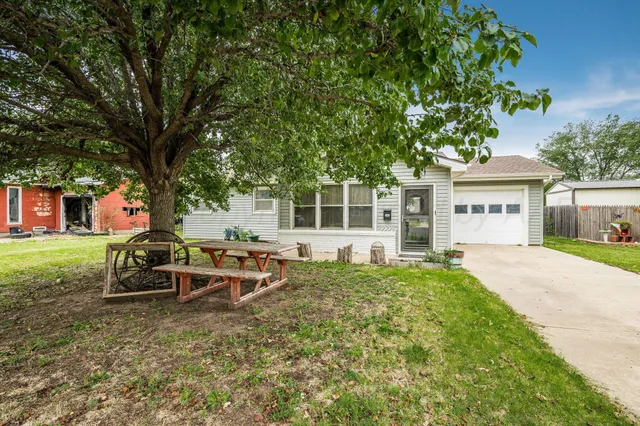 a view of a house with a backyard