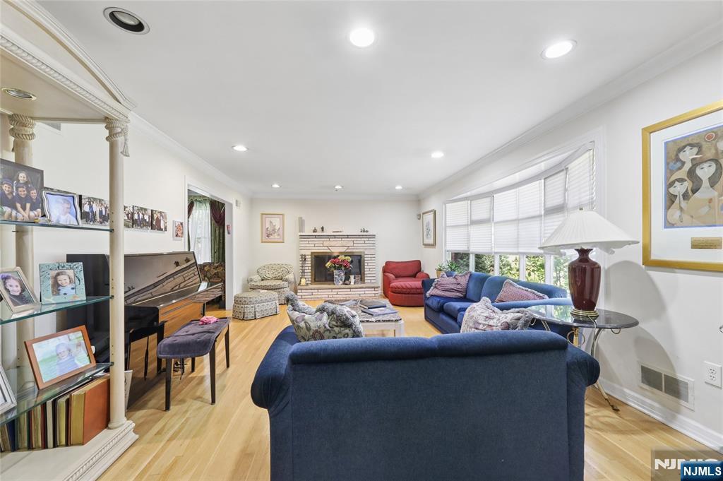 384 Rutland Avenue Teaneck, NJ 07666 - Photo 3 of 36