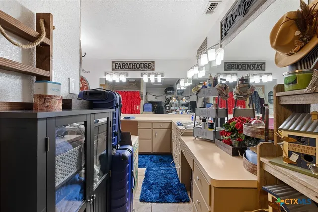 $425,000 | 7393 North N Highway, Nixon, TX 78140