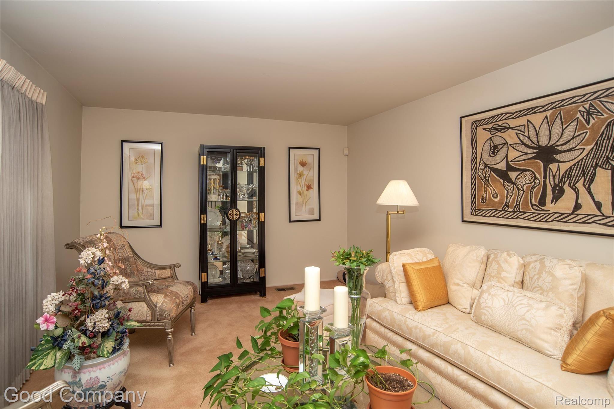 19670 Roslyn Road Detroit, MI 48221 - Photo 6 of 48 DSC_8204.jpg