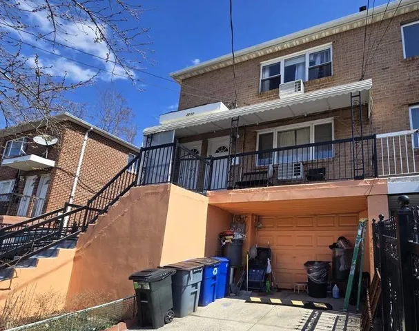a view of a house with backyard and deck