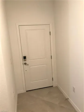 a view of entryway with window