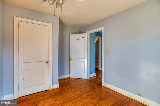 a view of a livingroom with wooden floor and closet
