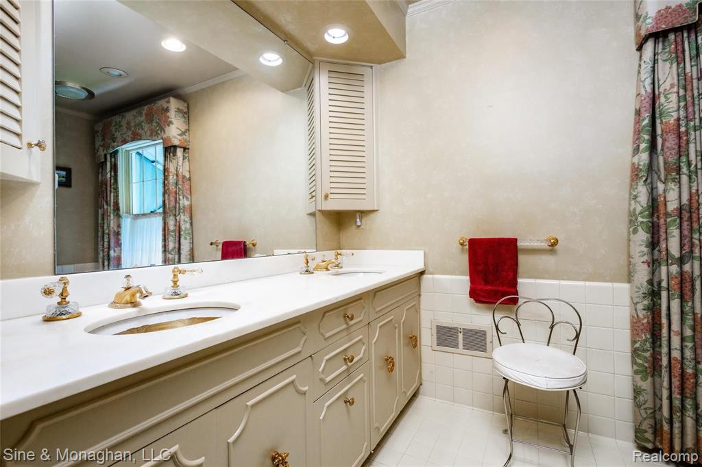 523 Thorntree Road Grosse Pointe Woods, MI 48236 - Photo 26 of 59