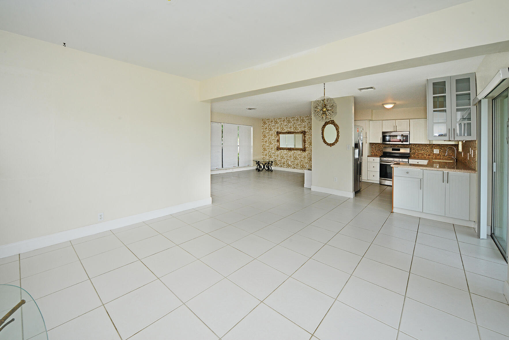 1001 Southeast 5th Avenue Pompano Beach, FL 33060 - Photo 5 of 21 INTERIOR