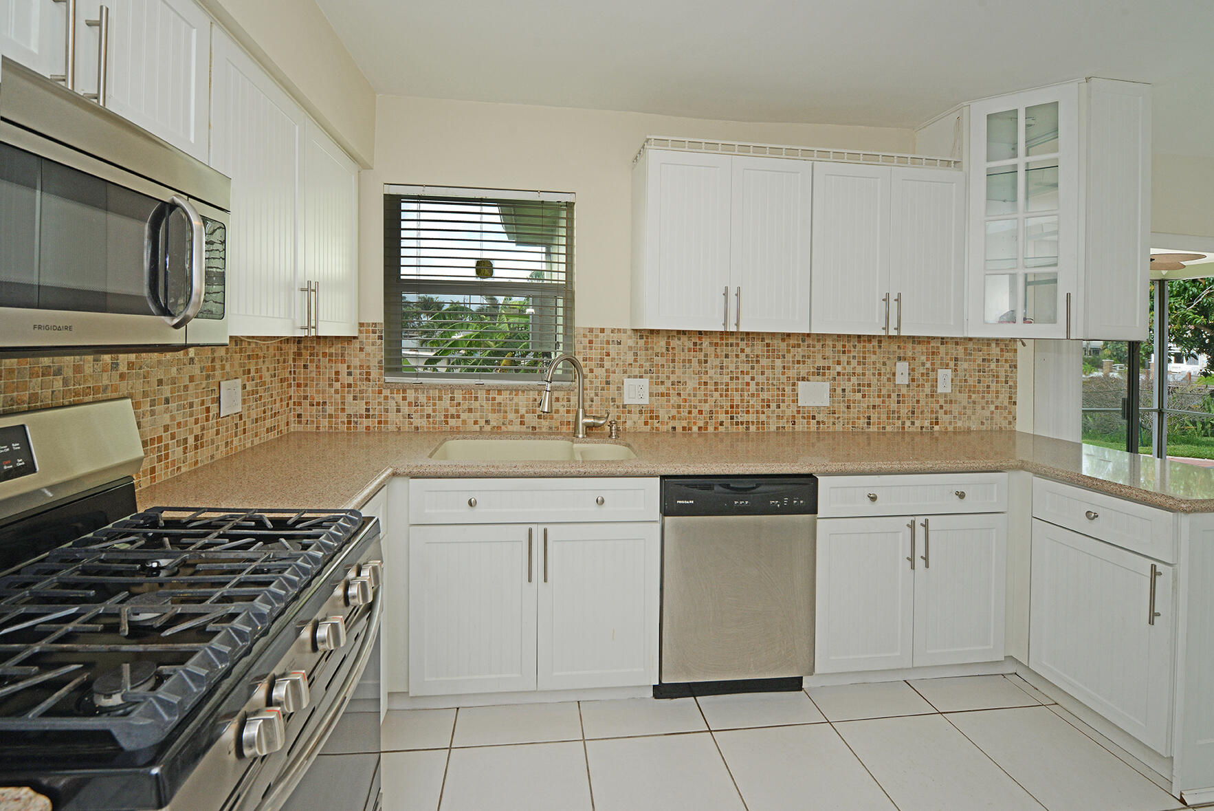 1001 Southeast 5th Avenue Pompano Beach, FL 33060 - Photo 6 of 21 KITCHEN