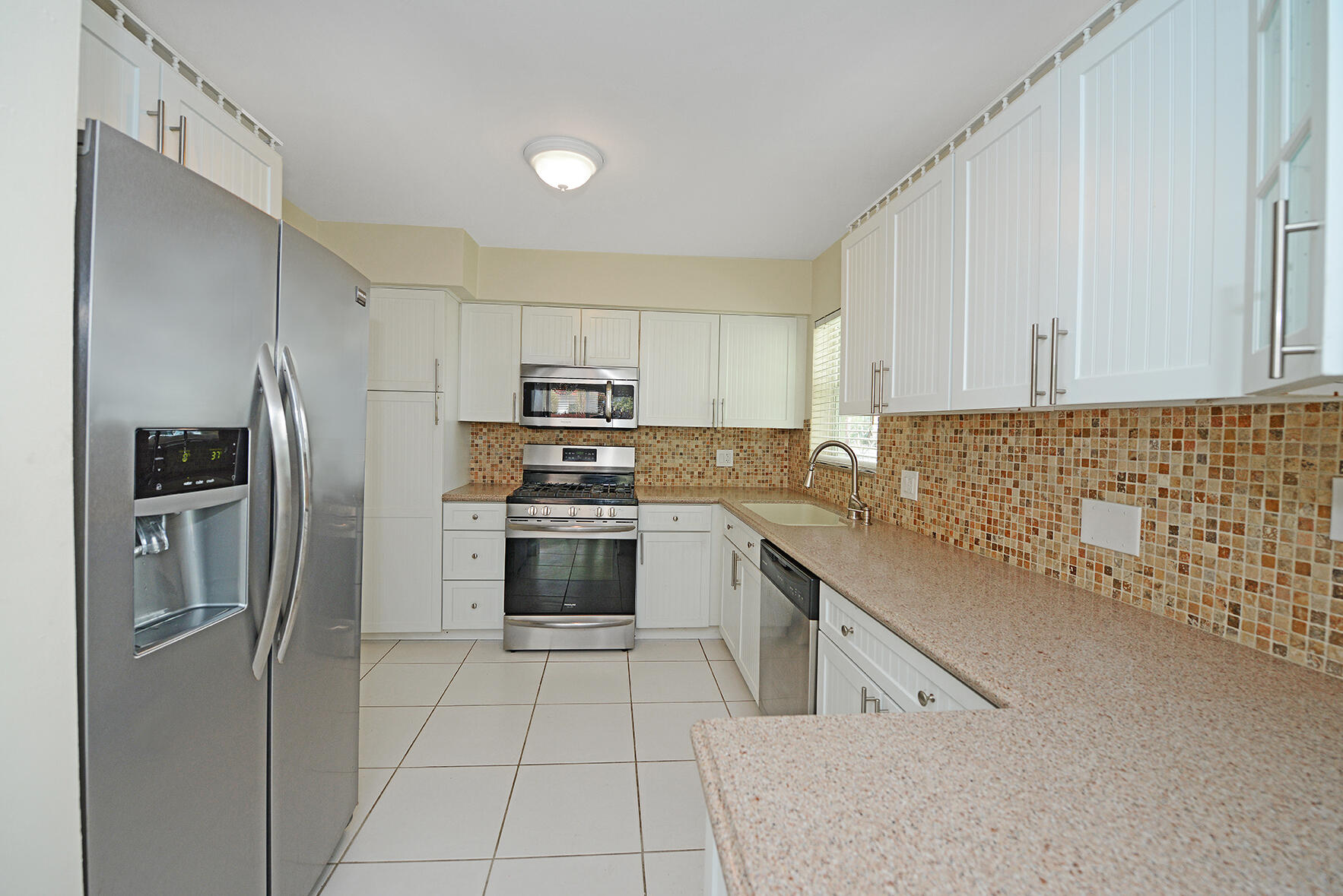 1001 Southeast 5th Avenue Pompano Beach, FL 33060 - Photo 7 of 21 KITCHEN