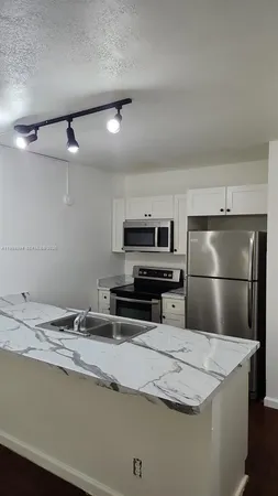$1,350 | 2401 Riverside Drive, Unit 510B, Coral Springs, FL 33065