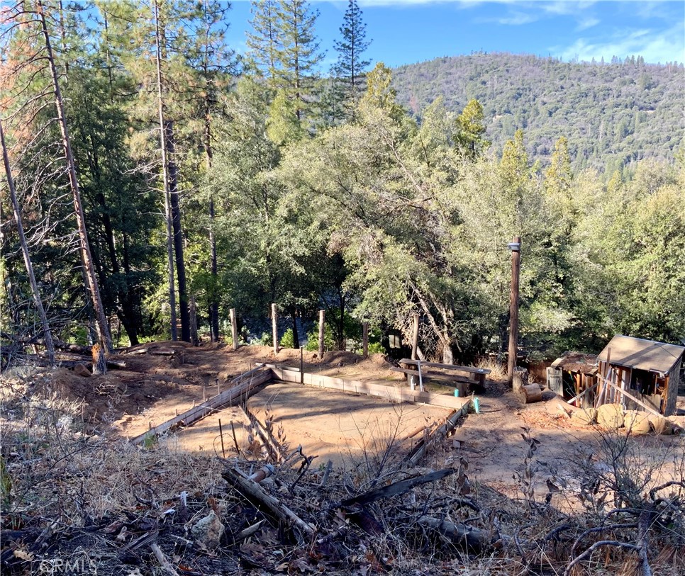 50963 Chu Ranch Road Oakhurst, CA 93644 - Photo 8 of 14 a backyard of a house with table and chairs